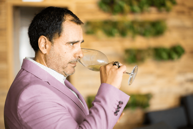 Γιώργος Λουκάς, ιδρυτής της Genius in Gastronomy, σε γευσιγνωσία κρασιού στο πλαίσιο των οινοτουριστικών εμπειριών της Wanderlust.