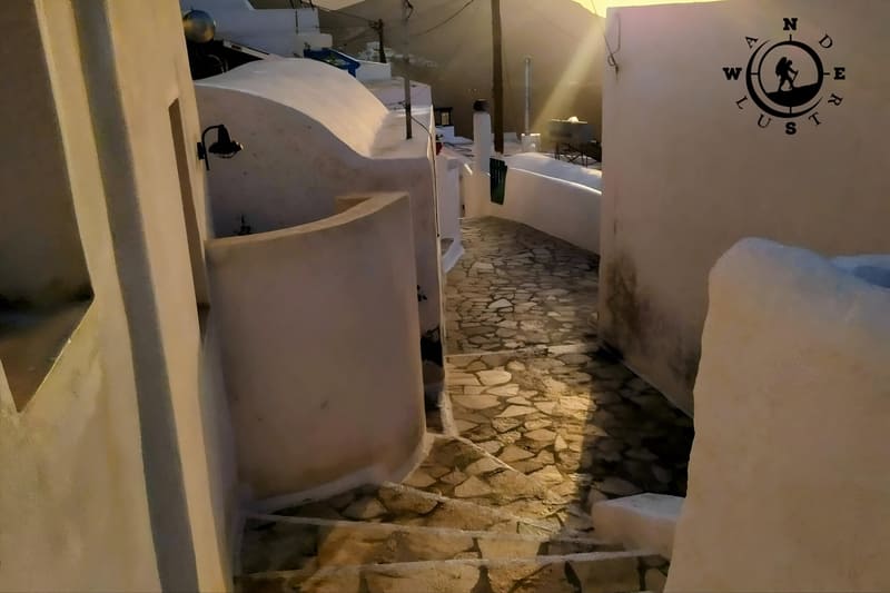Στενό πλακόστρωτο δρομάκι στη Χώρα της Ανάφης με κυκλαδίτικη αρχιτεκτονική