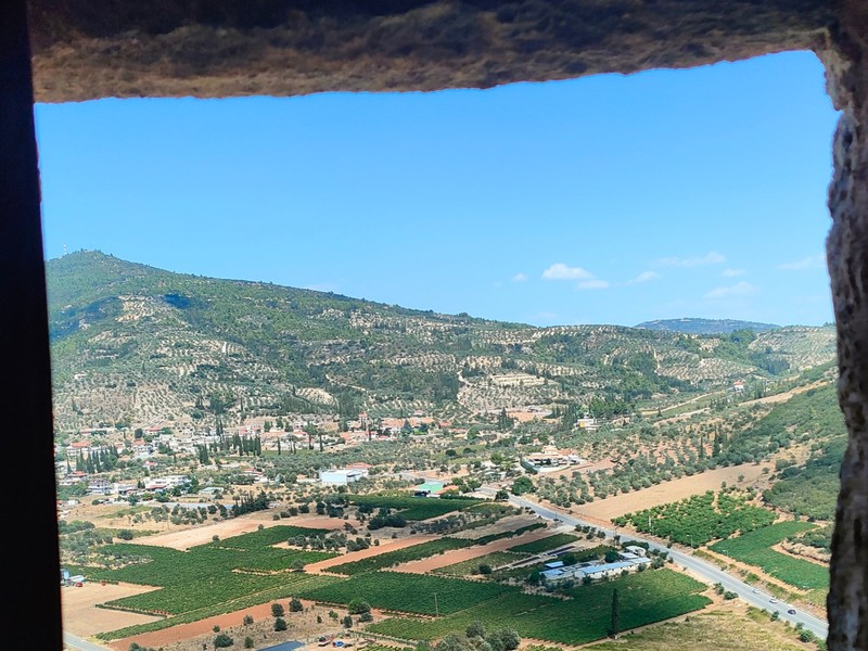 Θέα της Νεμέας από την Παναγία του Βράχου πάνω από τον αμπελώνα της περιοχής