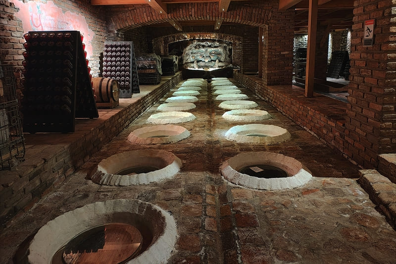 Παραδοσιακά qvevri στο Shumi Winery, Kakheti Γεωργίας – η αρχαία μέθοδος οινοποίησης που ενέπνευσε τη Wanderlust