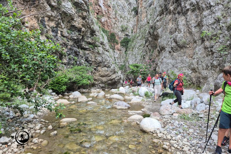 Ομάδα πεζοπόρων σε μονοπάτι μέσα στο Φαράγγι Ασωπού
