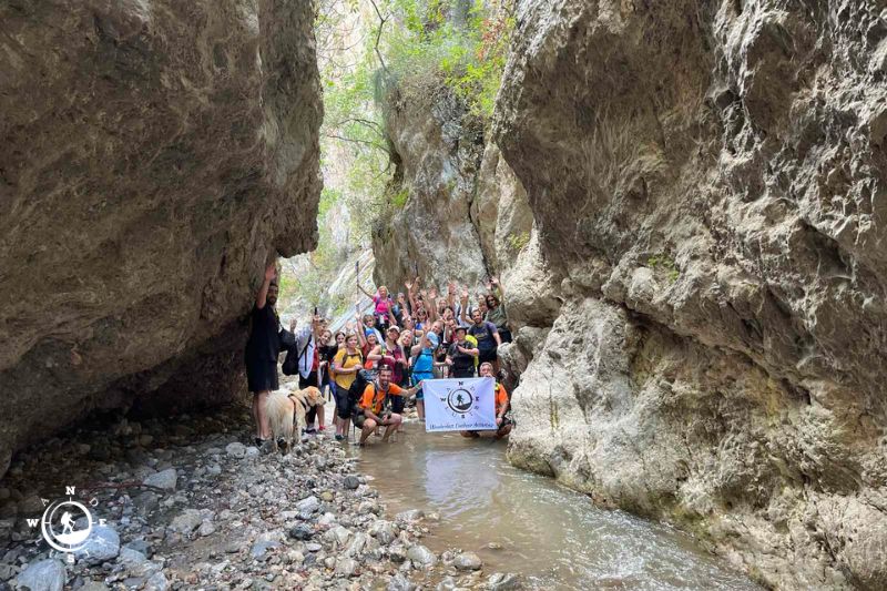 Ομάδα πεζοπόρων κινείται μέσα στο νερό στο Φαράγγι Ασωπού