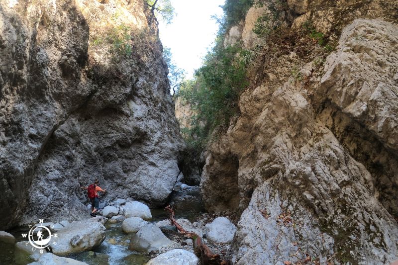 Βραχώδες υδάτινο πέρασμα στο Φαράγγι Ασωπού κατά τη διάρκεια ποταμοδιάσχισης