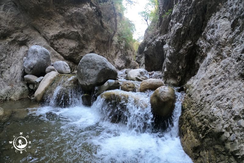 Μικρός καταρράκτης και φυσική λίμνη στο Φαράγγι Ασωπού