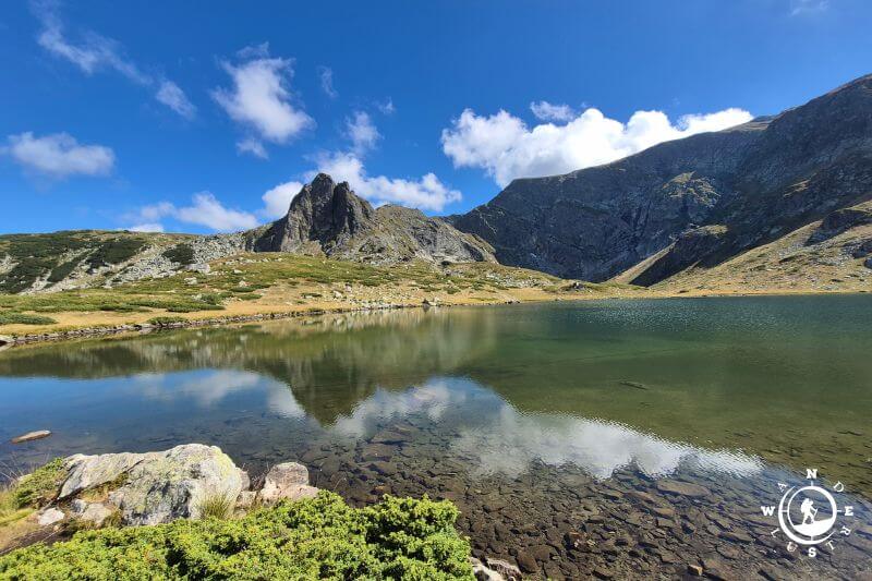 Seven Rila Lakes, αλπικό τοπίο με αντανάκλαση βουνών στη Βουλγαρία, πεζοπορική εμπειρία με την Wanderlust Outdoor Activities