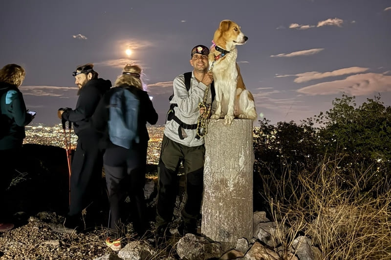 Συμμετέχων της Wanderlust με τον σκύλο του στη Ζαχαρίτσα του Ποικίλου Όρους κάτω από το φως του Μπλε Φεγγαριού