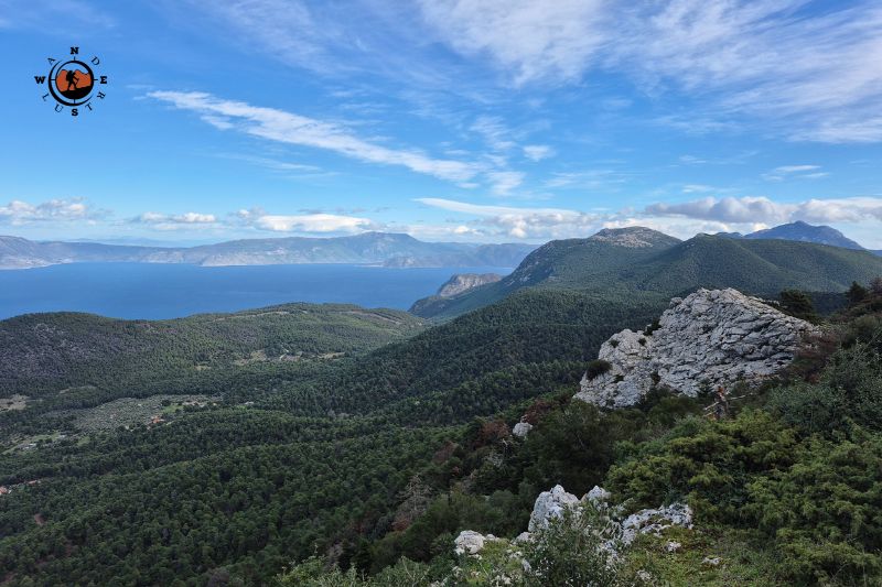 Πανοραμική θέα από τα Γεράνεια Όρη προς τον Κορινθιακό Κόλπο