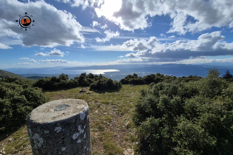 Γεωδαιτικός στύλος σε κορυφή των Γερανείων Ορέων με θέα στον ορίζοντα