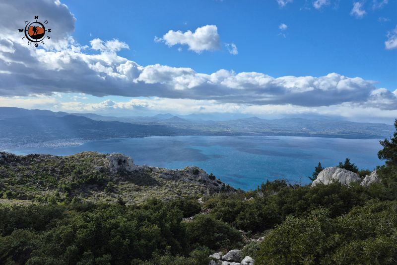 Θέα από φυσικό παρατηρητήριο στα Γεράνεια Όρη με δραματικό ουρανό