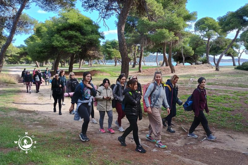 Ομαδική πεζοπορία σε παραθαλάσσιο μονοπάτι μέσα στο πευκοδάσος του Σχινιά