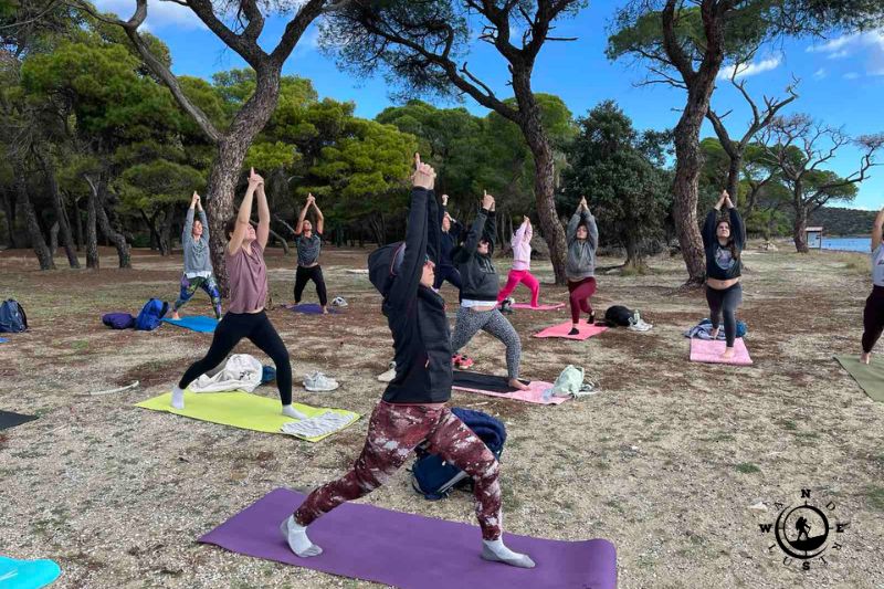Δυναμική ροή yoga σε φυσικό τοπίο στο Εθνικό Πάρκο Σχινιά