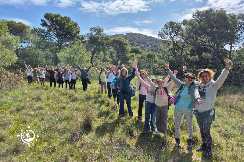 Ομάδα συμμετεχόντων κατά τη διάρκεια του Summer Hiking & Yoga στον Σχινιά