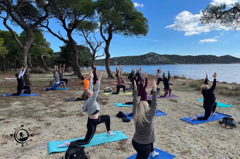 Πρωινή συνεδρία yoga στο πευκοδάσος του Σχινιά με θέα τη θάλασσα