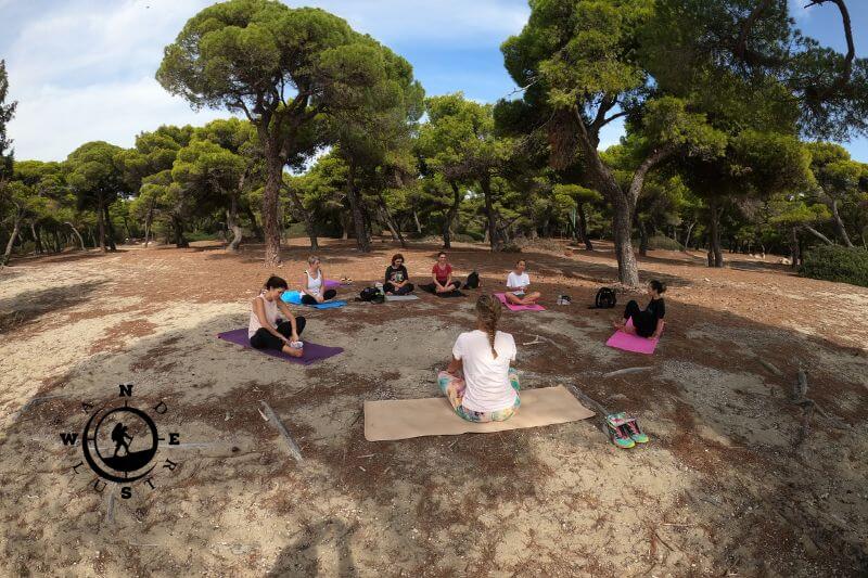 Ομαδική yoga σε παραθαλάσσιο χώρο στον Σχινιά