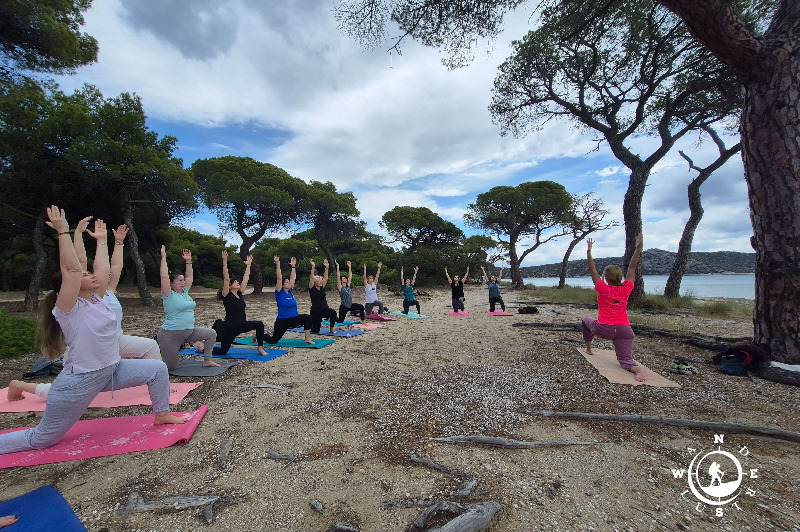 Συμμετέχοντες σε στάση yoga κοντά στη θάλασσα του Σχινιά