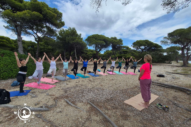 Ομαδική yoga δίπλα στη θάλασσα και τα πεύκα του Σχινιά