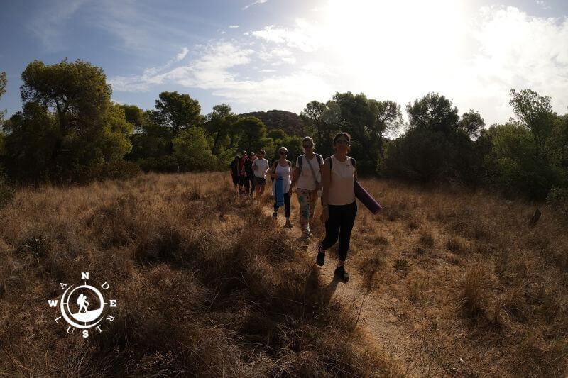 Πεζοπορία μέσα στη φυσική βλάστηση του Σχινιά