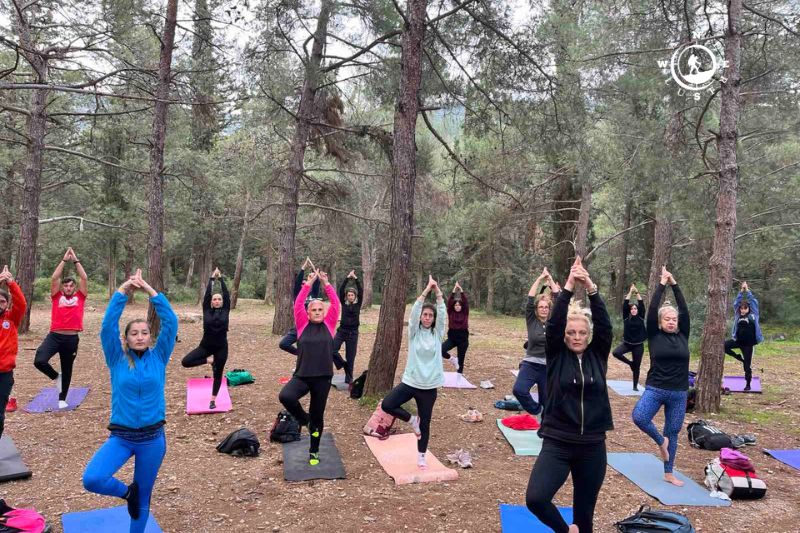 Ομαδική καθοδηγούμενη πρακτική χειμερινής yoga στο δάσος του Υμηττού, στο πλαίσιο της εμπειρίας Hiking & Yoga.