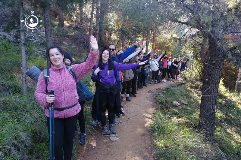 Ομάδα πεζοπόρων σε δασικό μονοπάτι κατά τη διάρκεια του Hiking & Yoga.