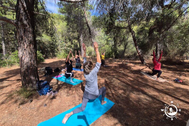 Χαλάρωση μετά τη yoga στο φυσικό περιβάλλον του Υμηττού