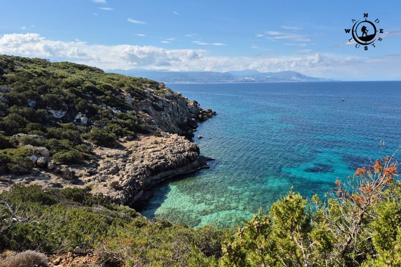 Τιρκουάζ νερά και βραχώδης ακτογραμμή στη διαδρομή προς το Ηραίο και τον φάρο Μελαγκάβι