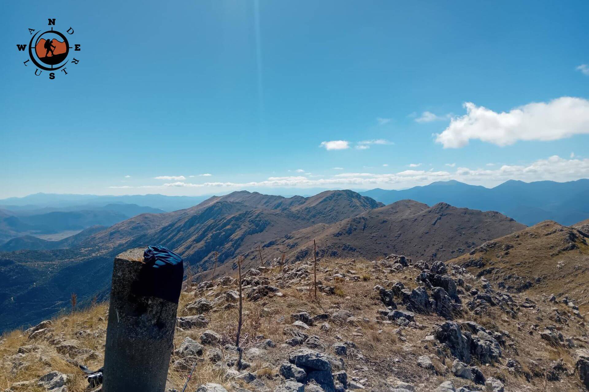 Κορυφή Καρούμπαλο 1.808 μ., πανοραμική θέα του όρους Τραχύ στην Αρκαδία με τη Wanderlust Outdoor Activities