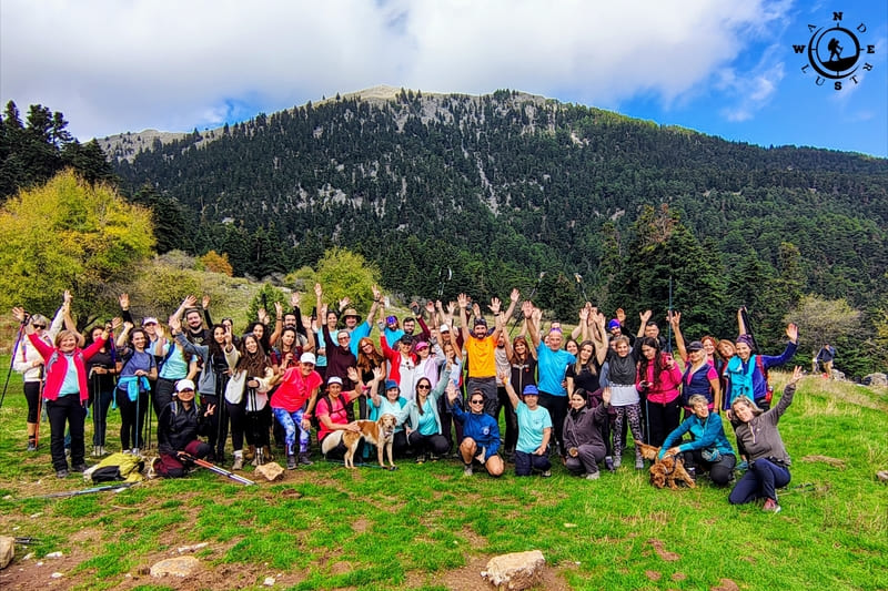Ομαδική φθινοπωρινή πεζοπορία της Wanderlust σε καταπράσινο τοπίο κοντά στη Λίμνη Δόξα στον Φενεό