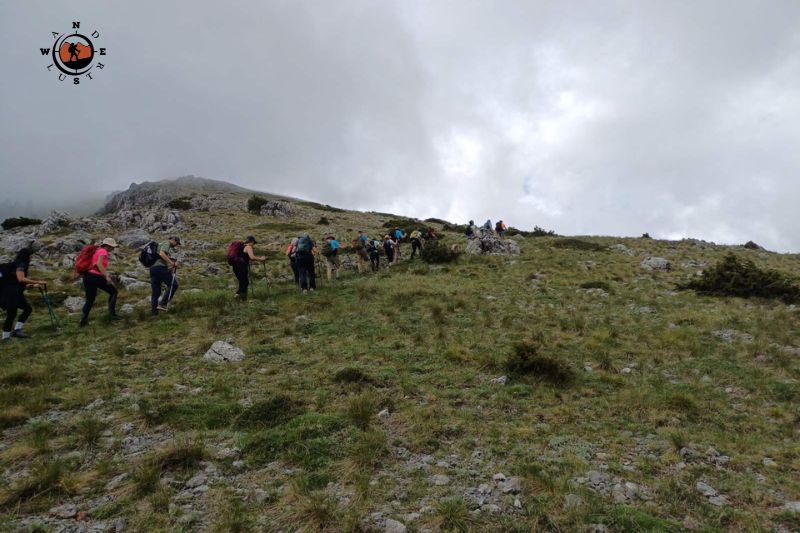 Ομάδα πεζοπόρων ανεβαίνει στην ανοιχτή πλαγιά προς την κορυφή Οστρακίνα του Μαινάλου
