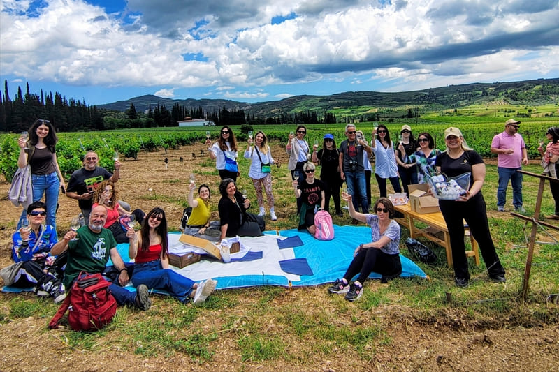 Γευσιγνωσία κρασιού μέσα στον αμπελώνα της Νεμέας στο πλαίσιο της εμπειρίας Στα Μονοπάτια του Κρασιού