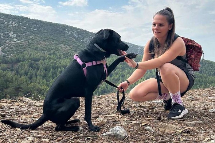 Συμμετέχουσα σε πεζοπορία στον Υμηττό αλληλεπιδρά με τον σκύλο της, στο πλαίσιο της δράσης Trekking With Your Dog της Wanderlust.