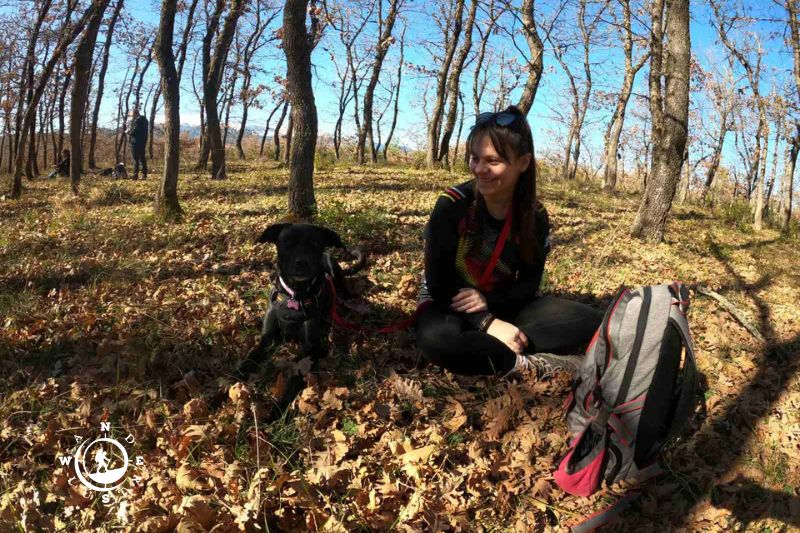 Συμμετέχουσα με τον σκύλο της σε στάση ξεκούρασης στο δάσος του Μογγοστού