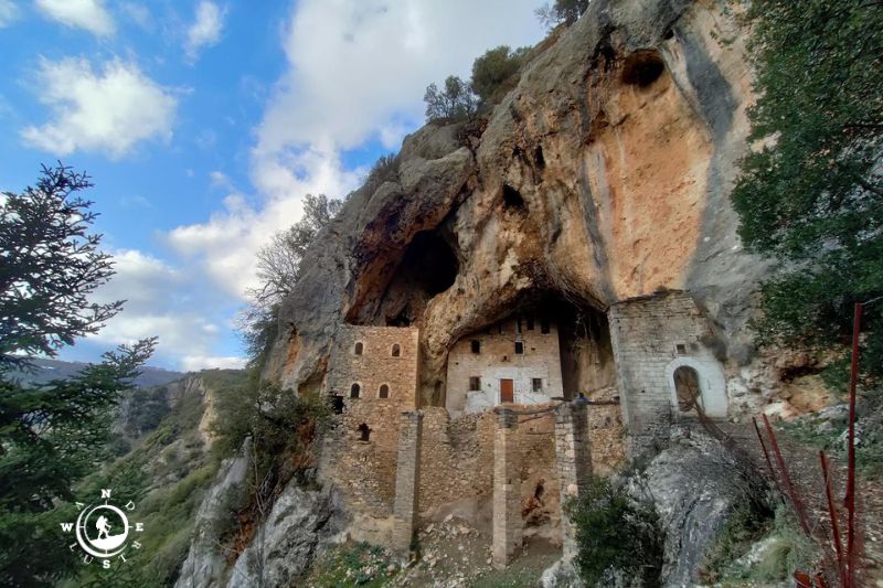 Το σπηλαιομονάστηρο της Αγίας Κυριακής χτισμένο στον κάθετο βράχο στη διαδρομή κοντά στη Βαμβακού