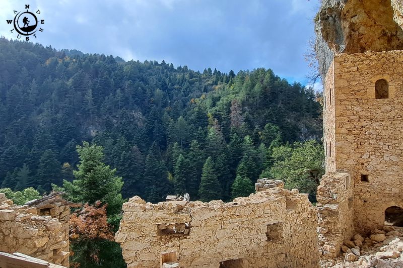 Εξωτερική θέα του σπηλαιομονάστηρου Αγίας Κυριακής μέσα στο ελατόδασος της Βαμβακού