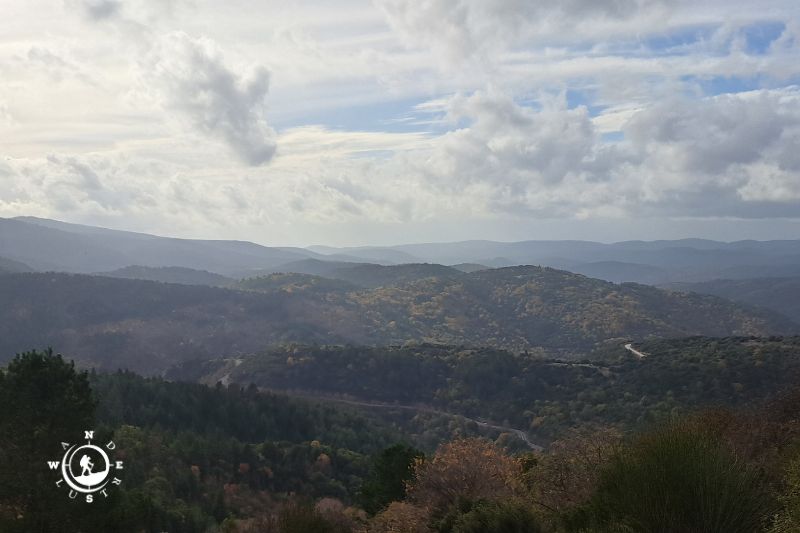 Ορεινή θέα και ατμοσφαιρικό τοπίο από τη διαδρομή Πλατύ Ποτάμι