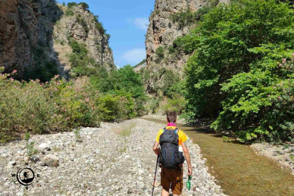 Πεζοπόρος μέσα στο Φαράγγι Ασωπού κατά τη διάρκεια ποταμοδιάσχισης στη Στερεά Ελλάδα