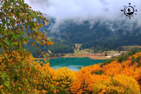 Ομάδα πεζοπόρων της Wanderlust στη Λίμνη Δόξα με φόντο τα βουνά του Φενεού στην Ορεινή Κορινθία