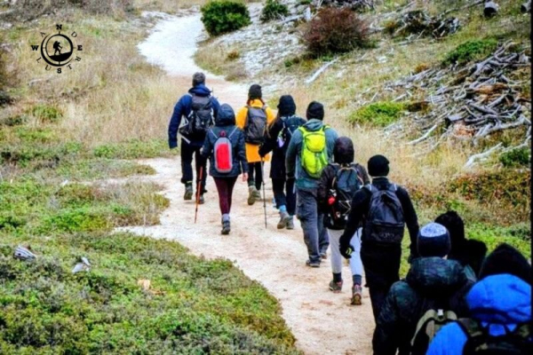 Ομάδα πεζοπόρων ανεβαίνει σε μονοπάτι της Πάρνηθας