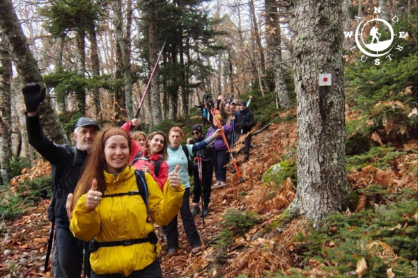 Ομάδα πεζοπόρων της Wanderlust Outdoor Activities σε δασικό μονοπάτι του Ξεροβουνίου, στην Εύβοια.
