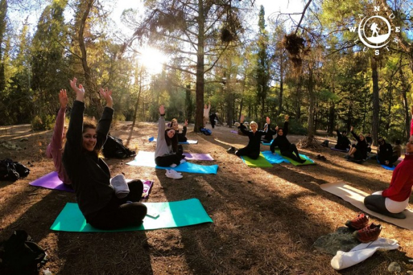 Ομαδική πρακτική yoga στο αισθητικό δάσος του Υμηττού με τη Wanderlust Outdoor Activities